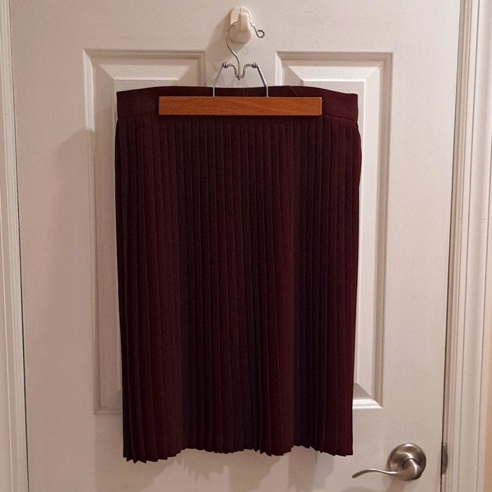 American Apparel Maroon pleated skirt L